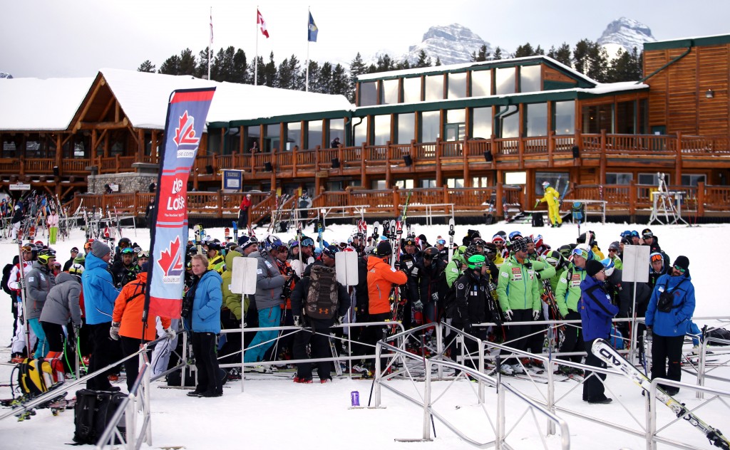 Coaches and athletes awaiting the delayed lift opening in Lake Louise (GEPA/Mario Kneisl)