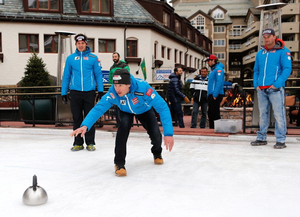 The Austrian men's team went curling when the first training run was cancelled (GEPA/Wolfgang Grebien)