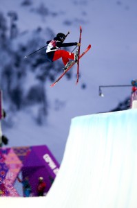 Maddie Bowman takes gold for the US in women's ski halfpipe. (GEPA)