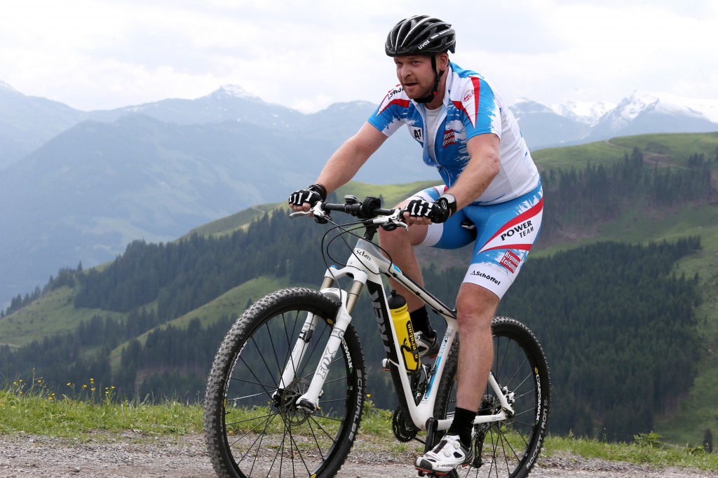 Klaus Kroell on a mountain bike ride up the Hahnenkamm. GEPA/Andreas Pranter
