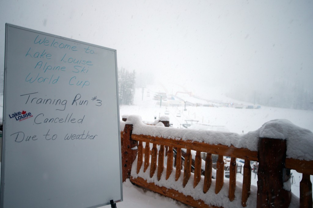 Heavy snow in Lake Louise overnight cancels Friday's training run. GEPA